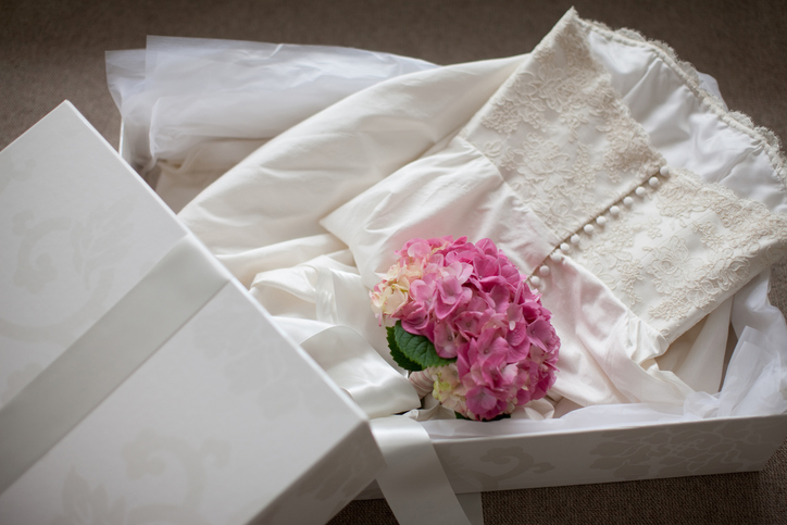 bröllopsklänning i en låda