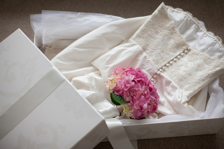  Vestido de novia en una caja