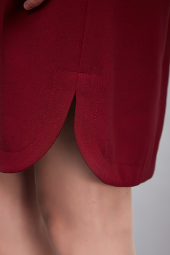 Choose knee-length shift dresses to make your legs looks longer.